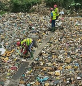 Cameroun-Récyclage des déchets : Transformation de la matière plastique en carburant, Walter Djatsa fait ses preuve