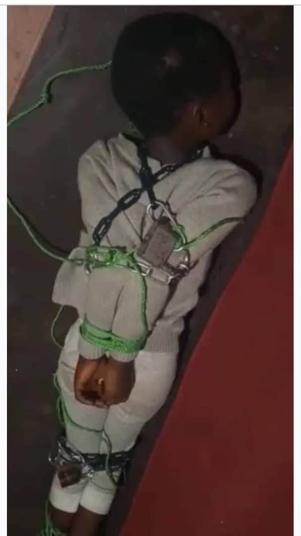Douala : le calvaire d’une fillette de sept ans enchaînée par sa tante
