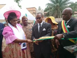 YAOUNDÉ : LE DOCTEUR LÉA INAUGURE LA CLINIQUE HOLISTIQUE LA RÉFÉRENCE, ENTRE MÉDECINE MODERNE ET SOINS TRADITIONNELS